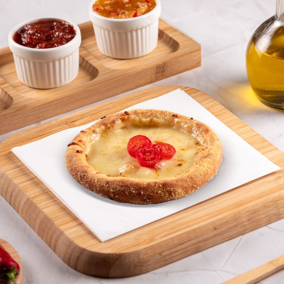 Recheada com mussarela, tomate cereja e manjericão, uma combinação fresca e saborosa que encanta.