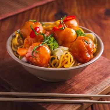 7 Pedaços de frango empanados salteados no molho dos dragões agridoce, finalizados com cebolinha picadinha, sobre o macarrão , vegetais fresquinhos puxados no tradicional tacho chinês. Média 500g