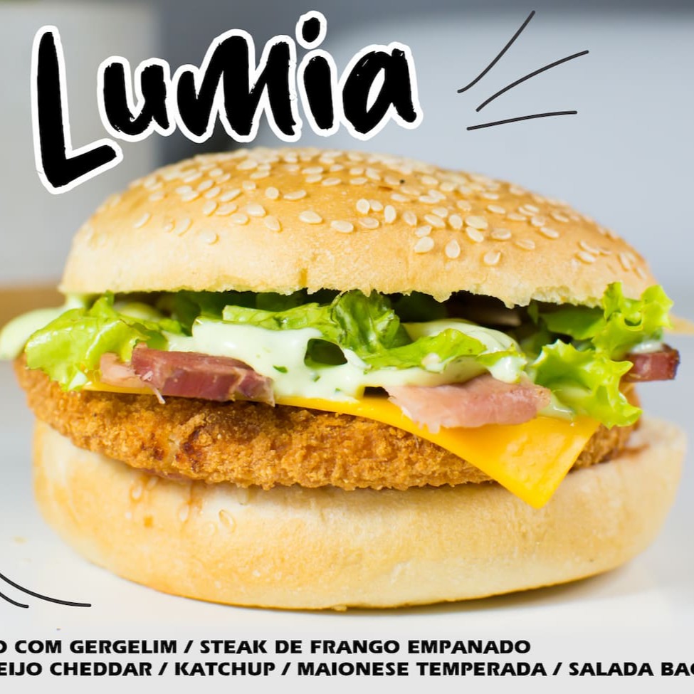 Pão com gergelim, Steak de frango, salada, queijo cheddar, bacon, maionese temperada, katchup