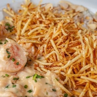 Um cremoso camarão com Catupiry, batata palha acompanhado de arroz de amêndoas.