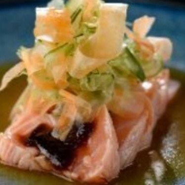 Lâminas tipo sashimi de salmão levemente selado, com molho Su-missô (molho com toque de laranja), teriyaki finalizado com saladinha de papel