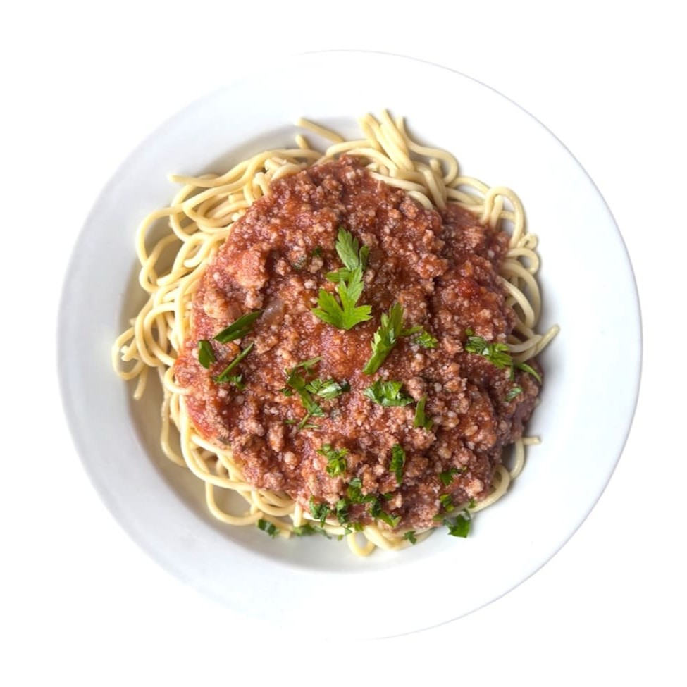 Este prato é cuidadosamente preparado com um suculento molho vermelho caseiro, rico em sabor e aroma, e generosamente coberto com carne moída de patinho, macia e saborosa. Com uma combinação perfeita de sabores, este Espaguete é um deleite irresistível que irá satisfazer seu paladar. Experimente e se encante com esse verdadeiro prazer gastronômico!