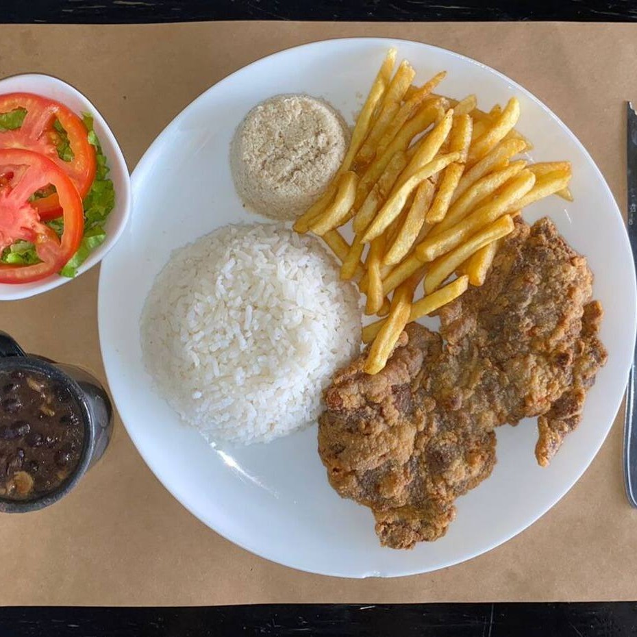 Marmita executiva acompanha: arroz branco, feijão preto, farofa, batata frita e salada de alface com tomate e cebola.