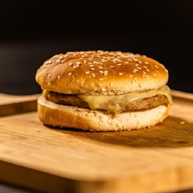 Pao, carne (56g) e queijo prato