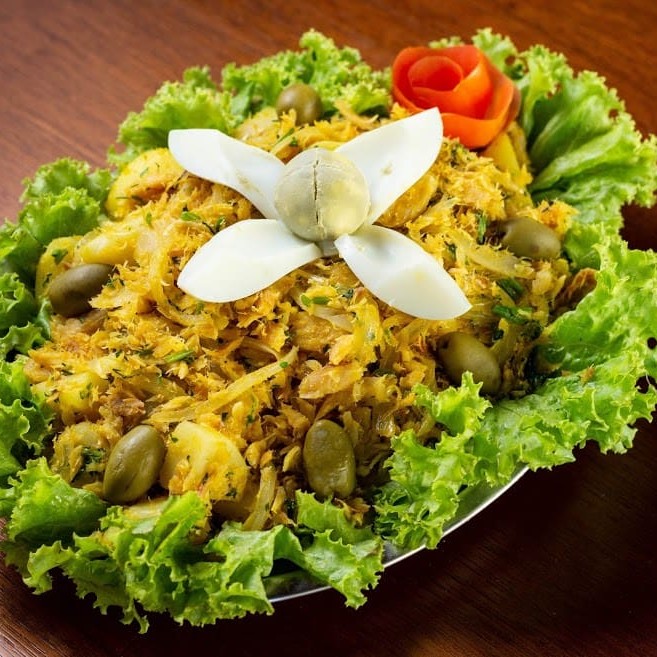 - bacalhau desfiado, batata cozida, cebola, ovos, salsa e azeitona verde