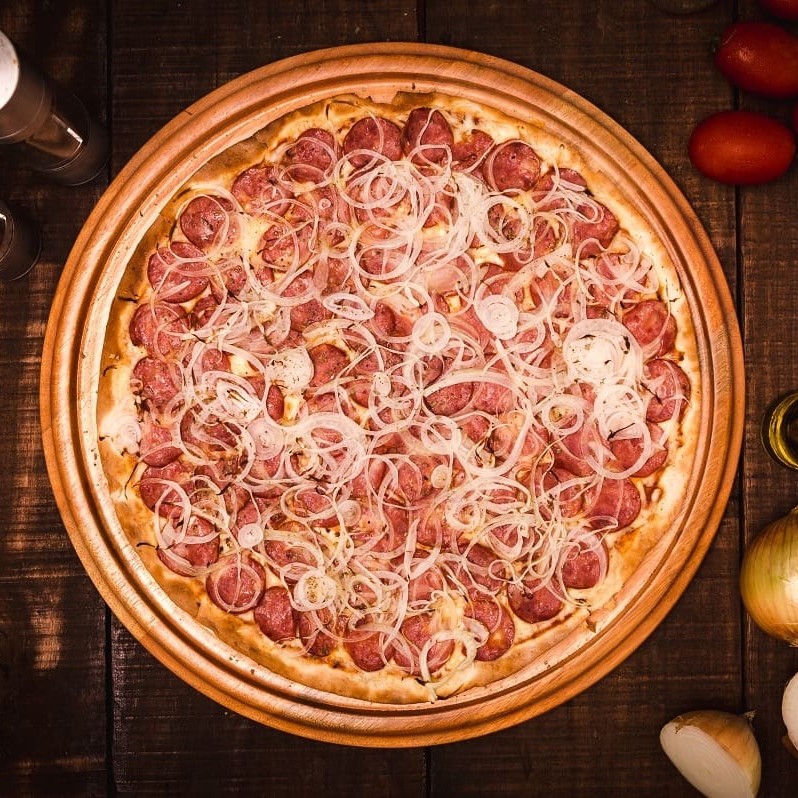 Pizza com molho da casa refogado e com aquele tempero especial, mussarela, calabresas fatiadas e cebola.