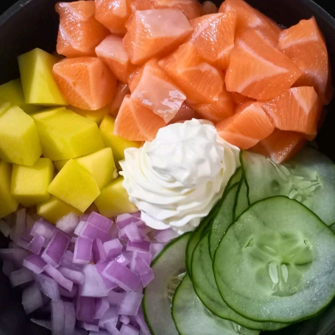 Arroz, salmão temperado, creme cheese ,manga ,vinagrete de pepino japones ,picles de cebola roxa