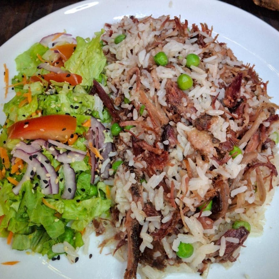 Se delicie com nosso arroz  de  Costela bovina desfiada e defumada por 8 horas, com ervilhas frescas e para dar mais sabor escolha o seu acompanhamento