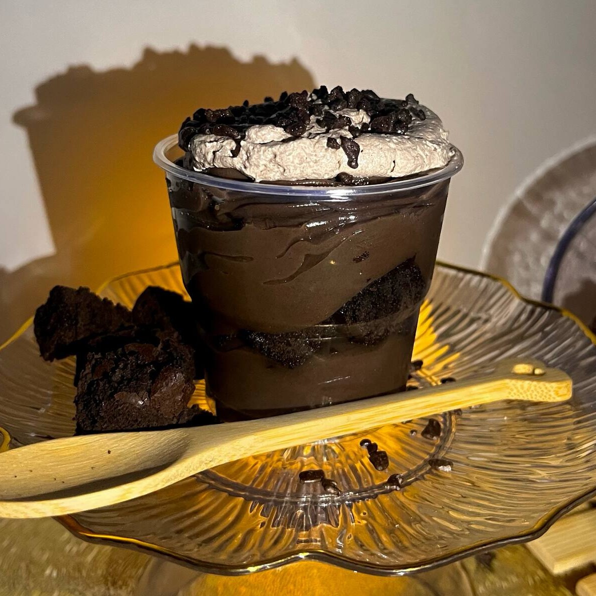 Camadas de brigadeiro 50%, brownies e chantilly de chocolate.