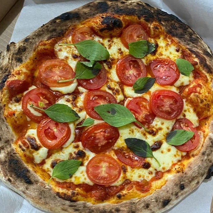 Molho de tomate do chef, muçarela, tomate cereja e manjericão. Pizza artesanal, fermentada por 100 horas, com molho feito 100% com carinho e ingredientes naturais, livre de industrializados e aditivos. Serve 2 pessoas.