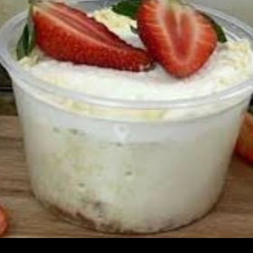 Bolo no pote com bastante calda de 4 leites e cobertura de chantyninho  Ou bolo no pote com bastante calda de chocolate e cobertura de brigadeiro