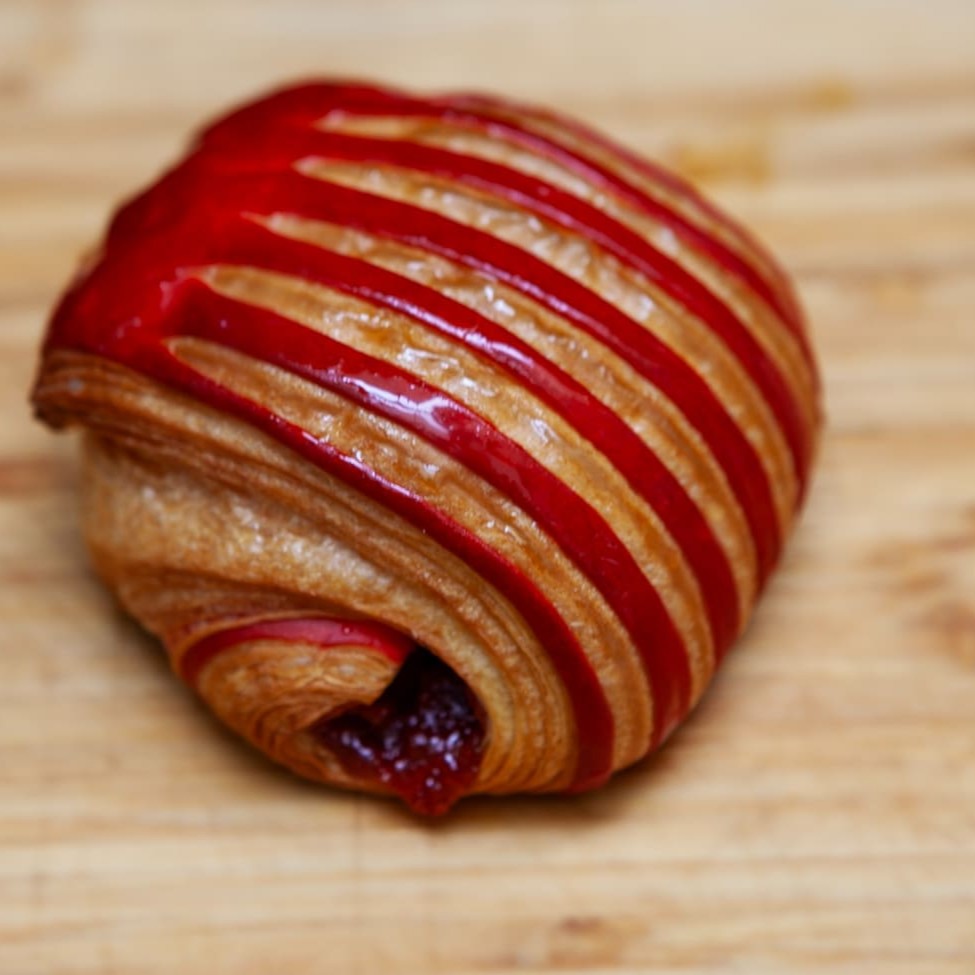 Croissant recheado de goiabada.