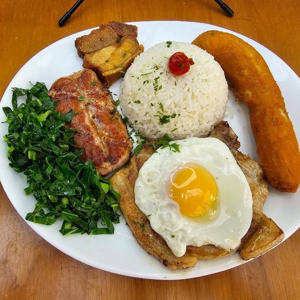 Delicioso & Saboroso Virado á Paulista Executivo + Coca-Cola 200ml .Acompanha ,arroz , feijao tutu , Couve , bisteca , linguiça toscana , costelinha e ovo .