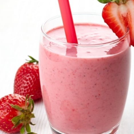 Delicie-se com a refrescante vitamina de morango, uma combinação perfeita de leite cremoso e morangos frescos, ideal para qualquer momento do Dia.