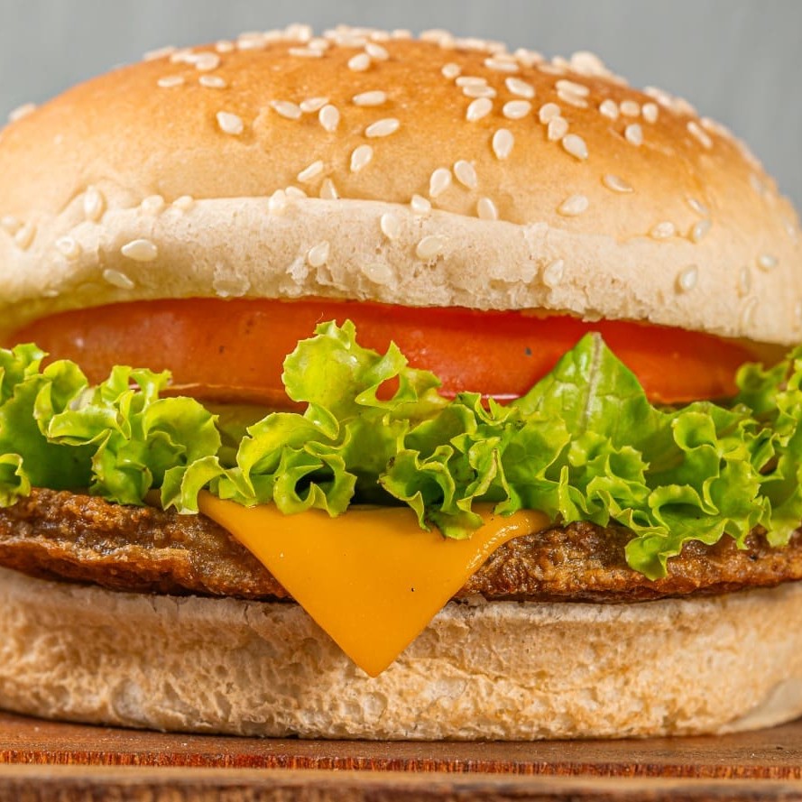 Carne, queijo e salada. (Escolha seu molho).