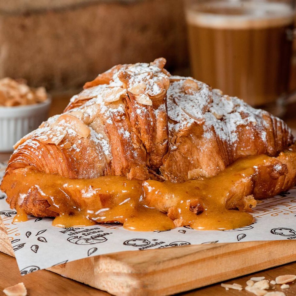 Croissant recheado com creme de amêndoas e finalizado com amêndoas laminadas. Experimente aquecer.