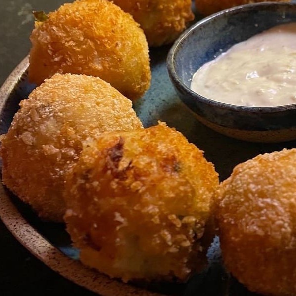 Esse croquete é feito com cortes selecionados do salmão, garantindo assim seu sabor especial. Seu recheio leva cream cheese, cebolinha e um tempero especial do nosso Chef. São cinco unidades de comer rezando…