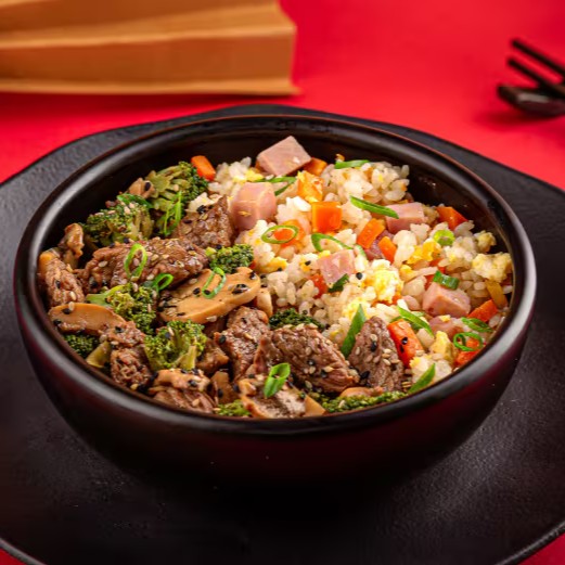 Carne bem temperada e suculenta, é acompanhada de brócolis que trazem frescor e leveza ao prato. O yakimeshi, arroz frito tradicional japonês, adiciona um toque de sabor único e leve molho, criando um contraste perfeito com a carne e o brócolis.