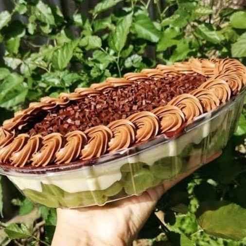 Feito com camadas de Brigadeiro de Ninho, Uvas, Ganache de Chocolate Meio Amargo finalizado com brigadeiro cremoso e Granule