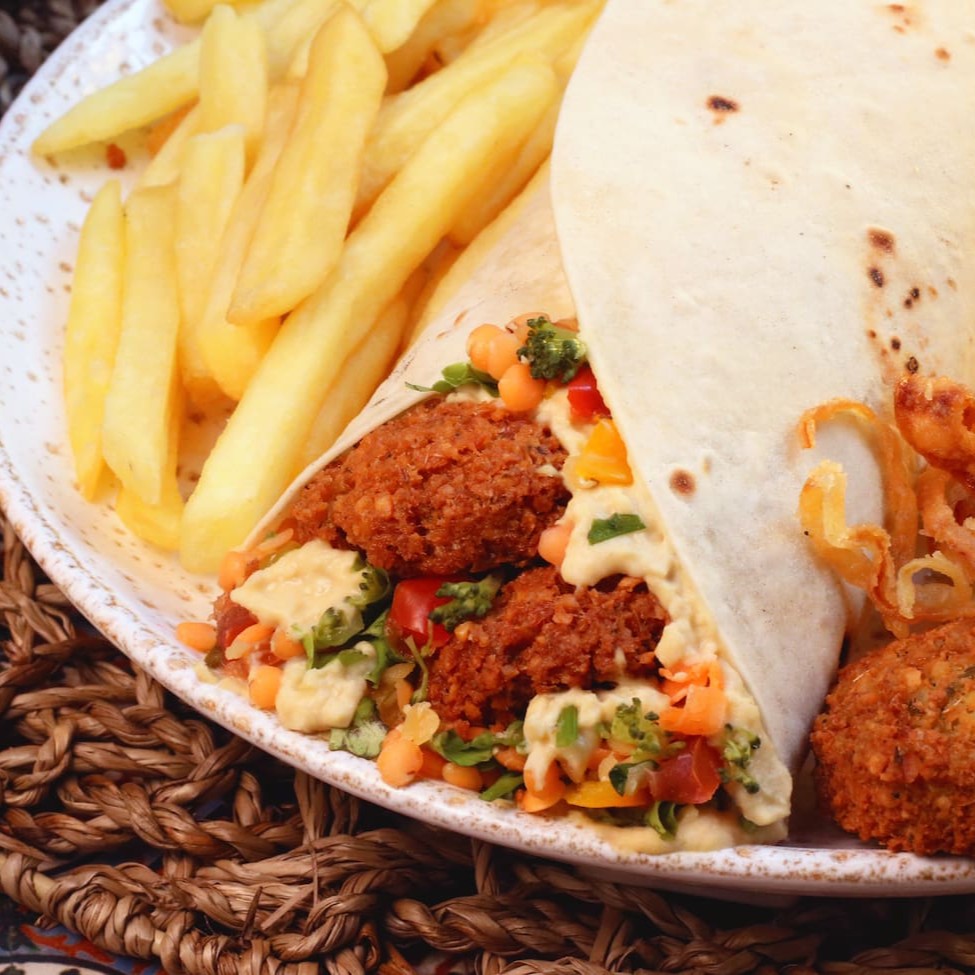 Delicioso Kebab árabe montado do jeito que preferir!  E Leve Grátis : Batata frita  Escolha: O tamanho  Sua Proteína Sua Pasta 4 ingredientes para montar o sanduíche E sua Salada Especial ( se preferir )  #tags: almoço - janta - comida - árabe - habib - culinária - cozinha - shawarma - schawarma - sanduiche