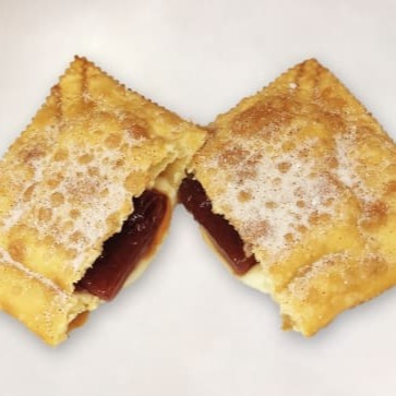 Pastel crocante saborosamente recheado com goiabada e queijo muçarela.  Caso queira com requeijão favor descrever em observação que faremos a troca do queijo muçarela por requeijão.