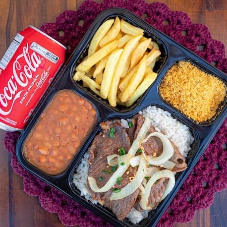 Se você ama comida caseira, esse combo é pra você! Nosso bife acebolado suculento é servido com arroz soltinho, feijão preto cremoso e batata frita crocante , acompanhado daquela Coca-Cola 310ml bem gelada! (Marmita indicada para 01 pessoa)