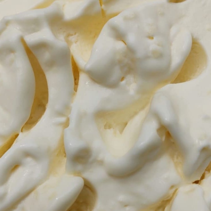 Sorvete artesanal de queijo mesclado com deliciosos pedaços de queijo minas