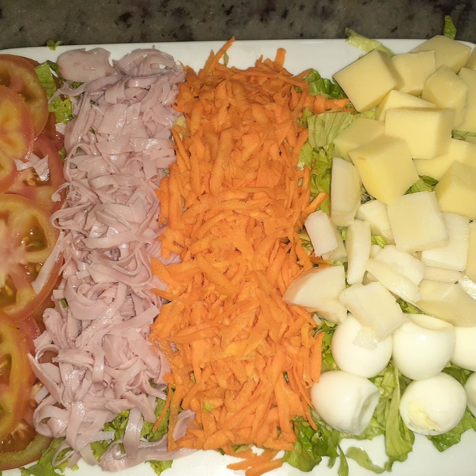 Alface, Tomate, Palmito, Presunto, Queijo, Cenoura Ralada, e Ovos Cozidos.