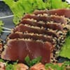 Sashimi de atum levemente grelhado e selado com gergelim.