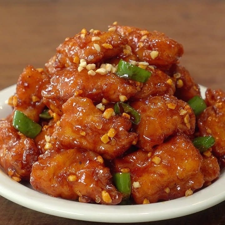 Pedaços de frango empanados com delicioso molho agridoce chinês. É simplesmente delicioso! Escolha o tamanho da sua porção.