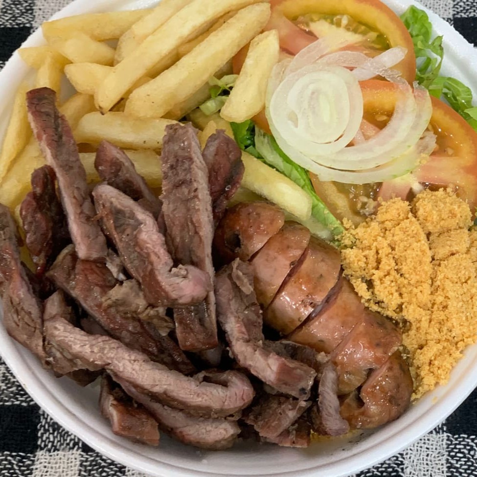 Churrasco (Carne e linguiça toscana) Batata Frita,arroz,salada e farofa Grande!
