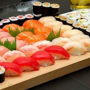3 sushi salmão, 3 sushi atum, 3 sushi branco, 2 sushi kani, 2 sushi salmão skin, 6 Filadélfia.