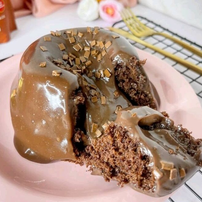 Bolo de massa fofinha e molhadinha de chocolate coberta com recheio bem cremoso de brigadeiro 50% cacau, finalizado com granulado de chocolate nobre. Serve até 2 pessoas.