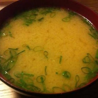 Sopa de soja com cebolinha