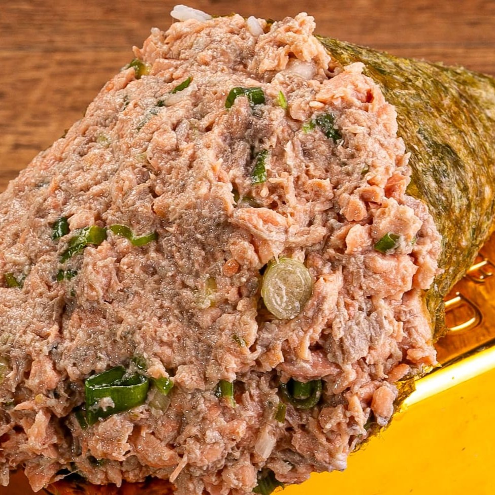 Salmão grelhado, shari, nori, cream cheese e cebolinha