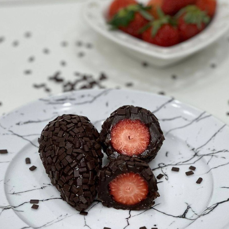 Morangos frescos envolvido em um brigadeiro cremoso, finalizado com granulado gourmet de chocolate. Ideal para presentear, celebrar ou simplesmente se mimar!