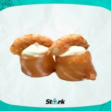 Salmão enrolando arroz com cream cheese e camarão por cima.