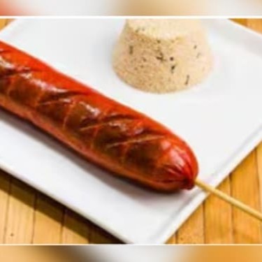 O Espeto de Salsichão é um verdadeiro prazer! Grelhado até ficar crocante por fora e suculento por dentro.