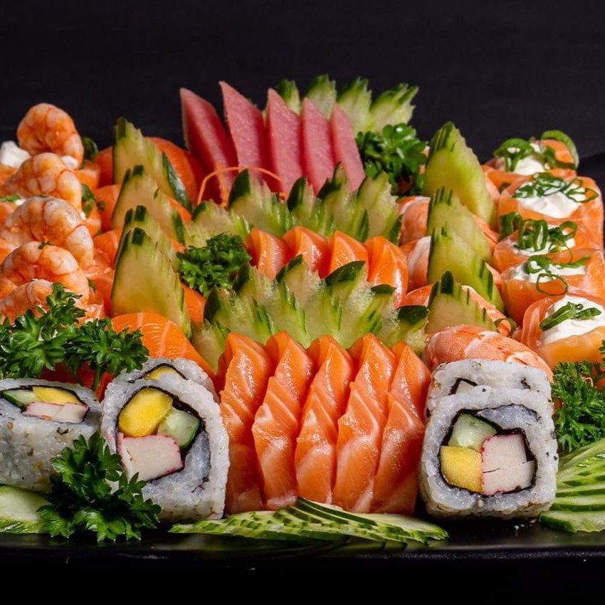 60 peças: 15 hot Philadelphia, 10 sashimi de salmão, 5 hot frutos, 5 sashimi de atum, 5 uramaki califórnia, 5 sushi de salmão, 5 sushi de camarão, 5 nikit san, 5 joe ebi.