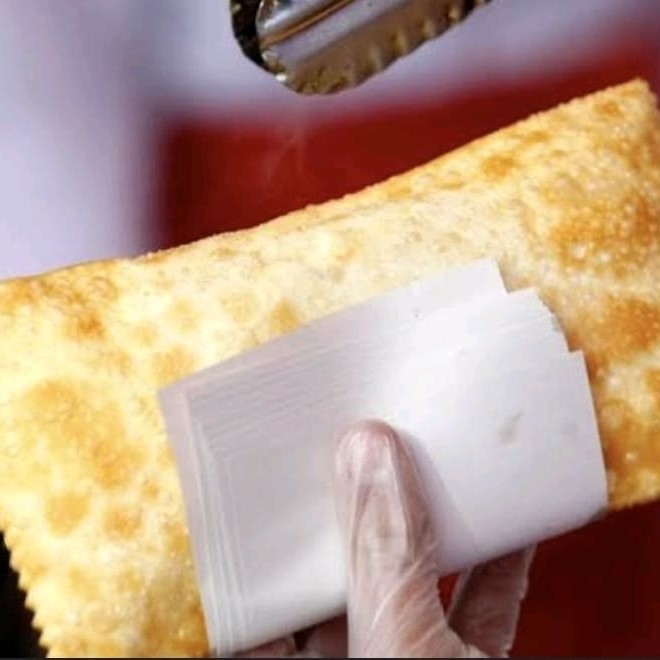 Um delicio Pastel de feira caprichado no recheio, muito bem temperado.