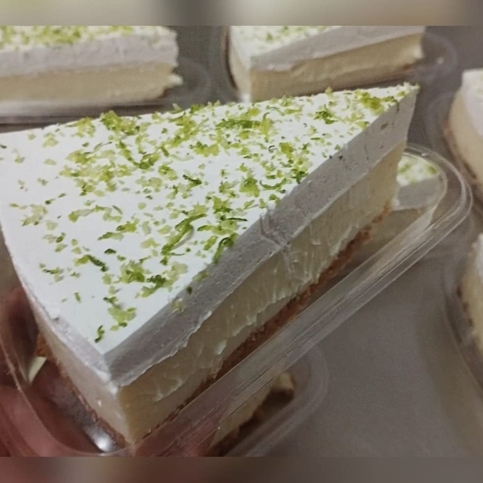 Deliciosa fatia de torta com base de biscoito maizena, recheio mousse de limão e cobertura de chantininho.