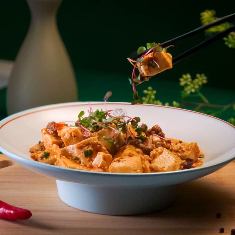 Uma refeição autêntica e apimentada, com dois pratos principais. Mapo Tofu, com tofu macio e carne moída envoltos em molho picante e saboroso, temperado com pasta de feijão de Pixian e pimenta de Sichuan. Acompanhado de tiras crocantes de batata salteadas com pimentões, alho e pimenta, criando uma explosão de sabores.  Servido com arroz branco soltinho.