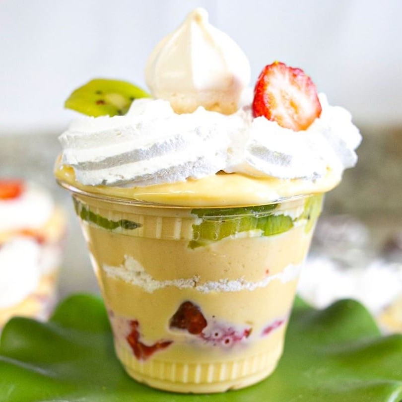 Uma sobremesa irresistível feita com:  Camadas de creme de Ninho e chocolate branco super cremoso, Pedaços fresquinhos de kiwi e morango, Suspiros crocantes que derretem na boca E uma cobertura leve de chantilly para finalizar com perfeição.  A combinação perfeita de frescor, doçura e textura para alegrar o seu Dia!