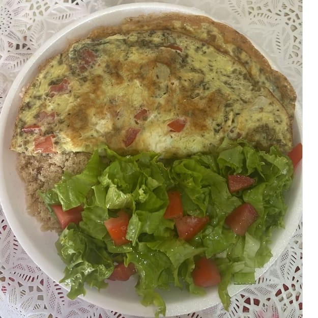 Delicie-se com nossa 'Quentinha Caseira Grande: Omelete com Queijo'. Este prato é uma combinação harmoniosa de arroz bem soltinho, feijão cozido ao ponto perfeito, macarrão al dente, farofa crocante e batatas fritas douradas. Acompanha uma salada de legumes frescos e variados, juntamente com uma refrescante salada verde. Uma refeição caseira completa e equilibrada, perfeita para saciar a fome e nutrir o corpo de uma maneira saborosa e saudável. Experimente e se surpreenda!