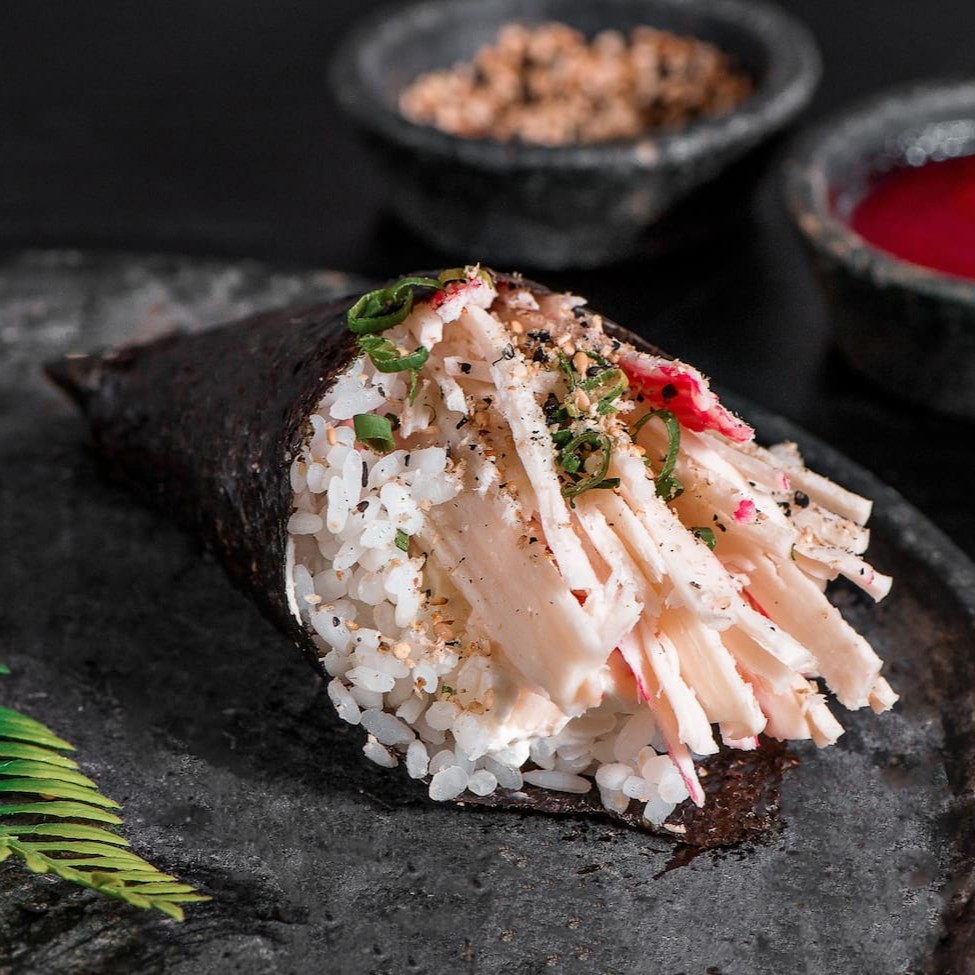 Arroz, kani e cream cheese finalizado com farofa de gergelim e cebolinha