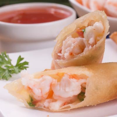 Casquinha rolinho primavera recheado com creme cheese ,alho poró, cebolinha e camarão.