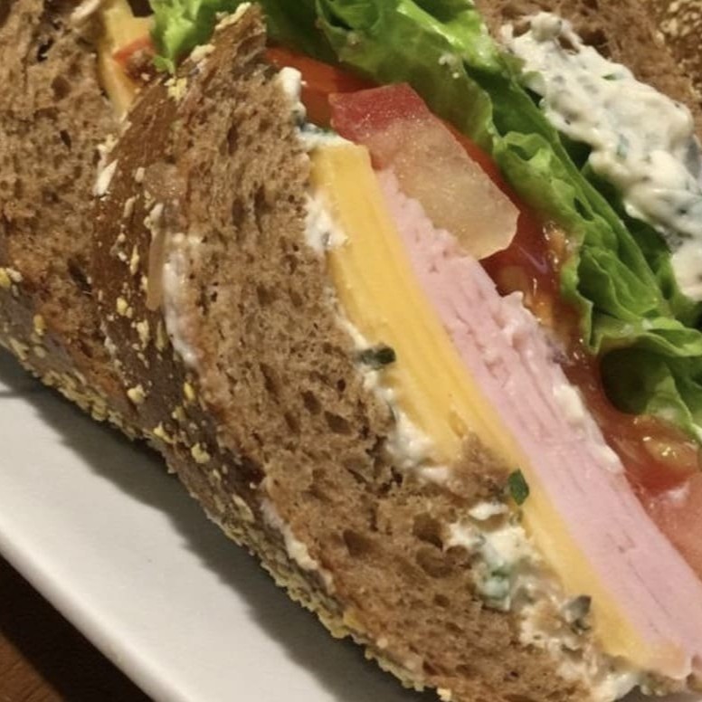 Uma combinação deliciosa de pão australiano, queijo prato, patê de ricota com ervas, lombinho canadense, alface e tomate.