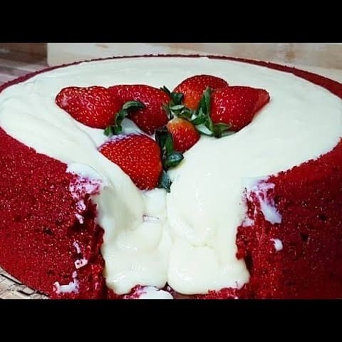 Este bolo tem um charme especial: uma forma côncava que recebe muita calda, criando um dilúvio delicioso de sabor. **Não acompanha morangos** Bolo: Red Velvet  Calda: Ninho