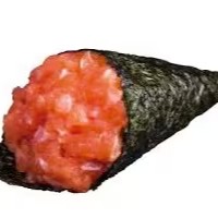Temaki com arroz e salmão.

Simplicidade que encanta! Esse temaki é feito com arroz japonês temperado e salmão fresco cuidadosamente selecionado, enrolado em uma alga nori crocante. A combinação clássica e deliciosa valoriza o sabor natural do salmão, trazendo uma experiência leve, equilibrada e cheia de frescor. Perfeito para quem aprecia a essência da culinária japonesa em sua forma mais pura e saborosa.