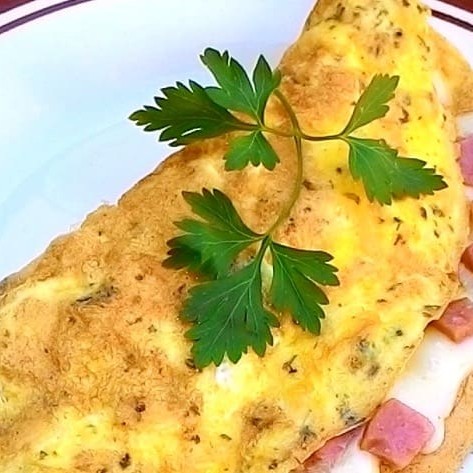 Feito com 3 ovos, queijo minas e presunto